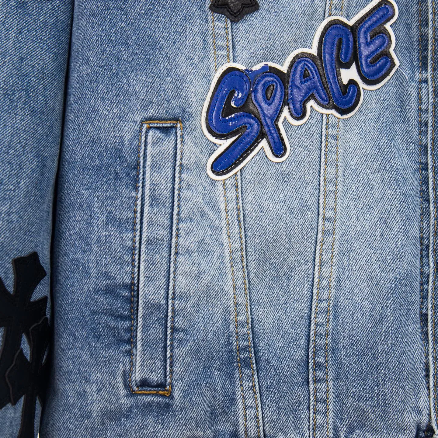 P320 ChromeHearts/Cro Hearts Cartoon Letter Chapter Cross Patchwork Leather Denim Jacket If you are obsessed with ChromeHearts, you can check it out. The same style for celebrities. Chrome Hearts is a very representative shirt jacket. The upper body of both men and women is really amazing, and it is the same style as Yu Shuxin and Angelababy! Recommended loose style for girls, super sweet! As soon as you go out, you will turn heads‼ ️This jacket really closes your eyes. Style number: 1857# (same style pants are available) Color: light blue Size: S M L XL